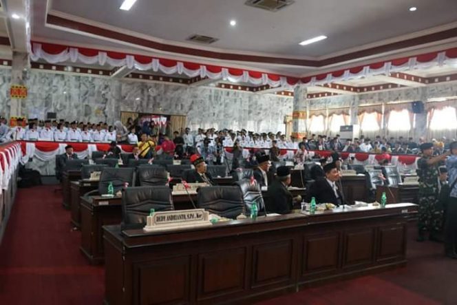 
 Foto cw9
Caption : Tampak banyak kursi anggota DPRD Lampura yang kosong saat digelarnya Rapat Paripurna Istimewa peringatan HUT RI ke 74 belum lama ini. 