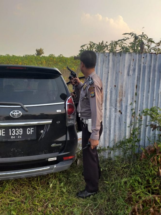 
 Caption foto : mobil Toyota Avanza B 1339 GS milik Tekab 308 yang berhasil dibawa kabur tersangka, usai baku tembak dengan anggota Tekab 308 Polres Lamteng di depan mapolsek Terbanggi Besar, Mnggu (4/8)  