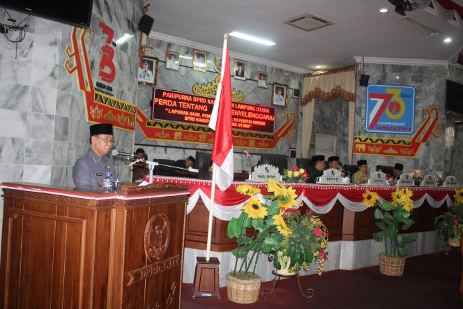 
 Caption foto : wabup Lampura Budi Utomo, menyampaikan sambutan bupati Lampura dalam rapat paripurna DPRD setempat, Senin (12/8) 