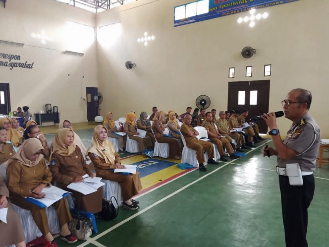 
 Foto : Humas Polres Lampura
Caption : Para perwakilan guru se-Lampura, saat mengikuti sosialisasi tertib berlalu lintas di Mapolres Lampura, Selasa (13/8).
 