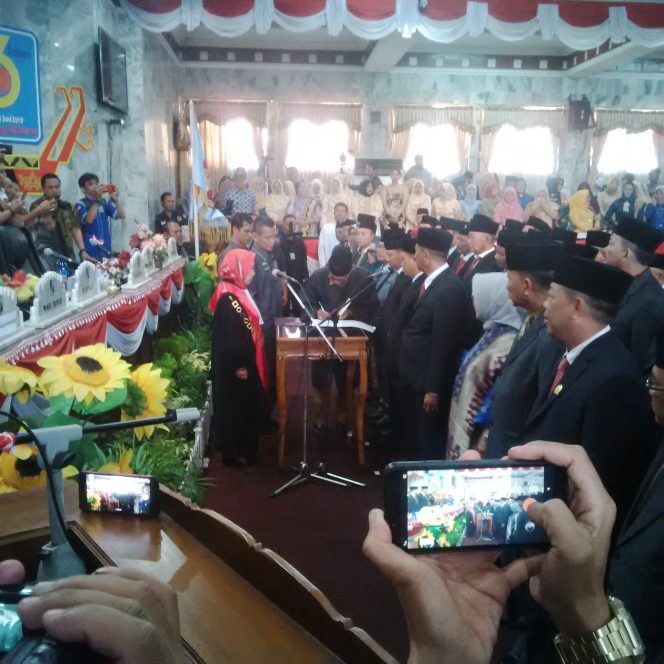 
 Caption foto : Penandatanganan secara simbolis 44 anggota DPRD Lampura yang diambil sumpah jabatannya oleh ketua PN Kotabumi, Vivi Purnamawati, Senin (19/8)