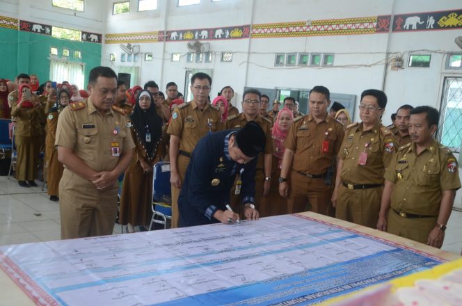 
 Foto Humas Pemkab Lampura  Bupati Lampura Hi. Agung Ilmu Mangkunegara bersama Plt. Sekkab H. Sofyan dan jajarannya saat menandatangani Komitmen Bersama penurunan Stunting di Aula Dinas Pertanian, Selasa (20/8).