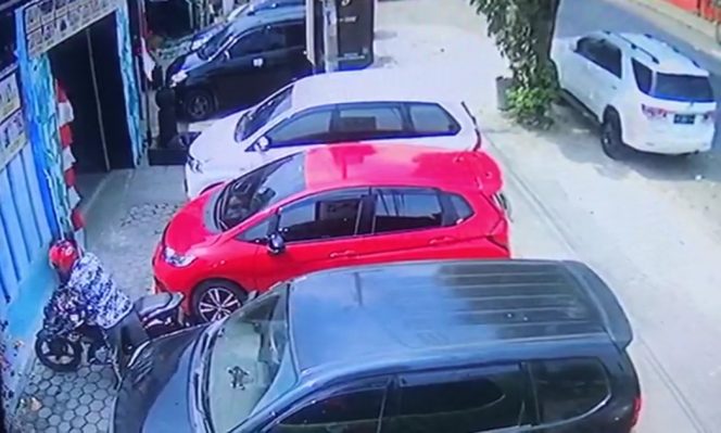 
 Foto : CCTV/Cafe Kenze 88  Caption : Pelaku Percobaan Pencurian saat aksi terekam CCTV cafe kenzze 888, sekitar pukul 13.55 WIB, Minggu(25/8).  