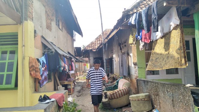 
 Foto cw9
Caption : Tampak suasana salah satu kawasan permukiman warga, di Kelurahan Sribasuki, Kecamatan Kotabumi, Kabupaten Lampung Utara, foto dibidik, Minggu (4/8).

