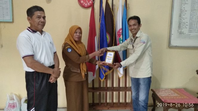 
 Foto : Ferdani
Caption : Ardiyansyah Ketua SMSI Lampura, saat menyerahkan Plakat Cendramata kepada Kepsek SMA 1 PGRI Kotabumi Ari Ningsih, dengan disaksikan Wakil Kesiswaan SMS setempat, Sugeng Ariyadi, S.Pd. foto dibidik Senin (26/8).
