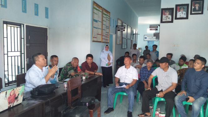 
 Foto cw9
Caption : Sofuan Junaedi, Pejabat Lingkungan sekaligus humas hukum PLN Bandarlampung saat melakukan sosialisasi SUTT di Balai Desa Tatakarya, Selasa (13/8).
