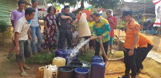 
 Foto IST
Caption : Kepala BPBD Lampura Karim SR saat terjun langsung mensuplay kebutuhan air bersih di Desa Oganlima, Kecamatan Abung Barat.  