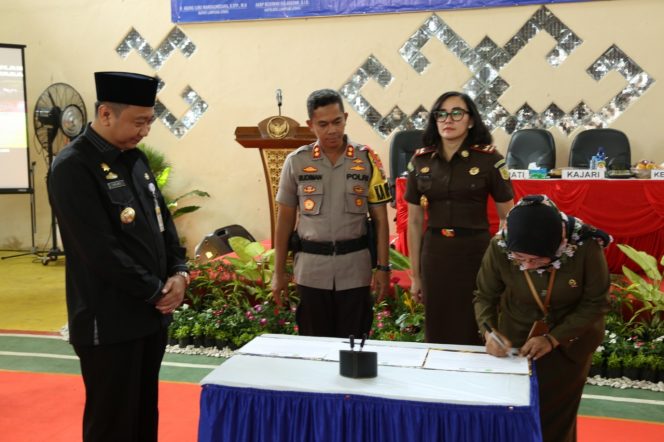 
 Foto : Humas Polres Lampura
Caption : Kapolres AKBP BUdiman Sulaksono, Bupati Agung Ilmu Mangkunegara, Kajari Yuliana Sagala, dan Kepala PN Kotabumi Vivi Purnamawati saat menandatangani berita acara dalam komitmen penegakan hukum bersama Criminal Justise Sistem(CJS), Selasa (6/8).