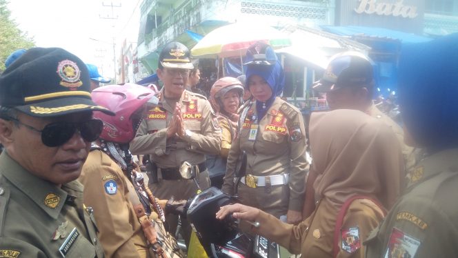 
 Foto RIA  Kasat Pol-PP Lampura Firmansyah didampingi Kabid Penegak Perda Nizar dan jajarannya saat menjaring ASN yang berkeliaran saat jam kerja, Selasa (20/8).
