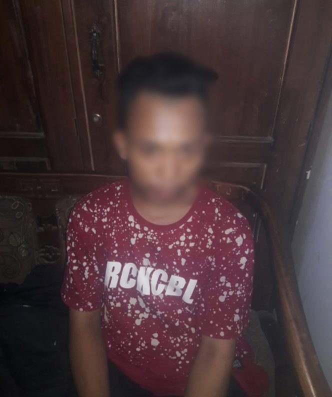 
 Foto : Humas Polres Lampura
Caption : RA (19) penyalahgunaan narkoba saat diamankan di Mapolres Lampura, foto dibidik Senin (12/8).
