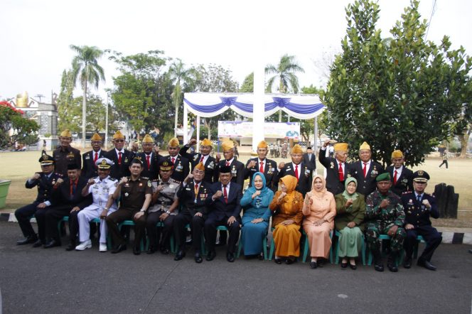 
 Foto Humas Pemkab Lampura  Ketua LVRI Lampura H. Saleh Ahmad bersama Pj. Sekkab H. Sofyan dan Forkopimda serta anggota LVRI Lampura saat foto bersama dalam peringatan Hari Veteran Nasional.
