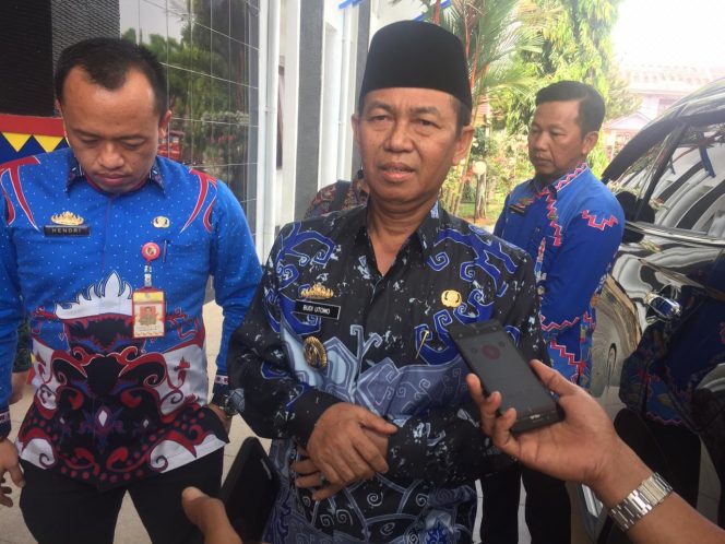 
 Caption Foto :  Wabup Lampura H. Budi Utomo saat diwawancarai Awak Media terkait hasil pertamuan dengan pihak BJB.