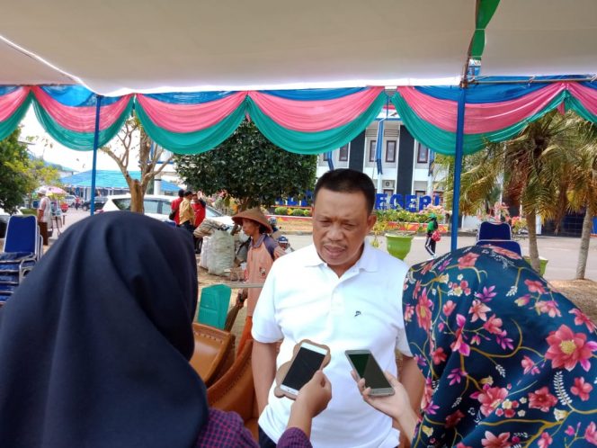 
 Foto IST
Caption : Pj. Sekkab Lampura H. Sofyan saat diwawancarai terkait 12 Randis yang masih menunggak pajak, Selasa (13/8).
