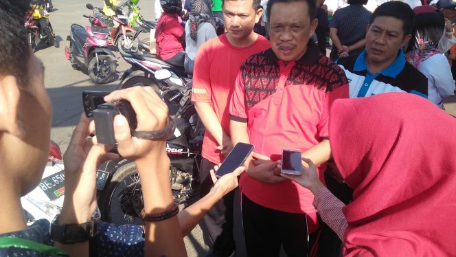 
 Foto RIA
Caption : Pj. Sekkab Lampura H. Sofyan saat diwawancarai terkait Randis yang menunggak pajak, Rabu (7/8).