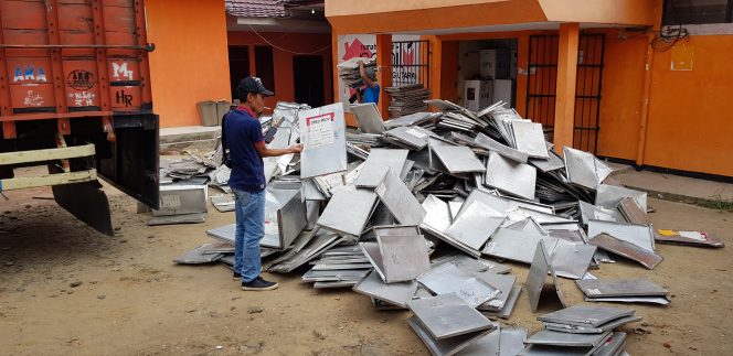 
 Cation : Tumpukan kotak suara berbahan aluminium saat akan diangkut menggunakan dua mobil truk. Foto dibidik di Halaman KPUD Lampura, Senin(16/9).  Foto Riduan