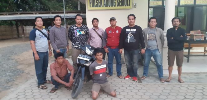 
 Foto : Humas Polres Lampura
Caption : Tersangka curas dan penadah saat diamankan jajaran Polres Lampura Senin (9/9).
