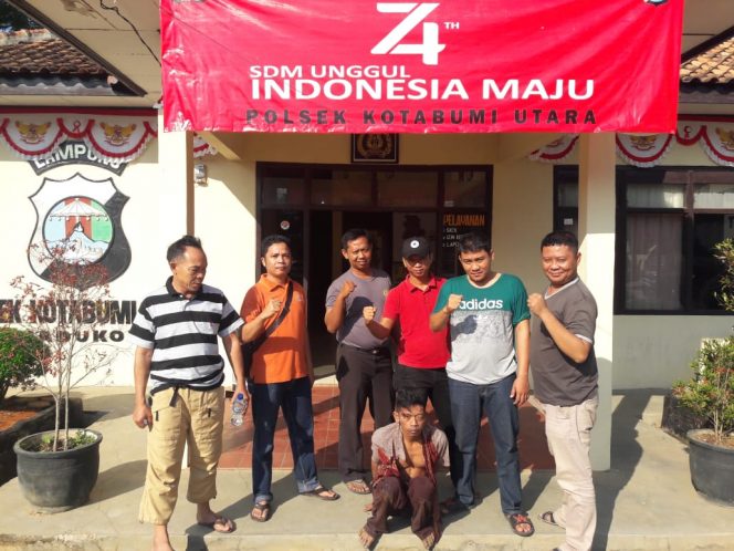 
 Foto RNN 
Caption : Tersangka pemerkosa anak tirinya, saat diamankan aparat reskrim Polsek Kotabumi Utara, Minggu (1/9).
