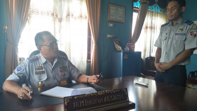 
 Foto cw9
Caption : Hi. Basirun Ali, Kadis Perhubungan Lampura saat dijumpai Radar Kotabumi di Ruang kerjanya, Senin (9/9).