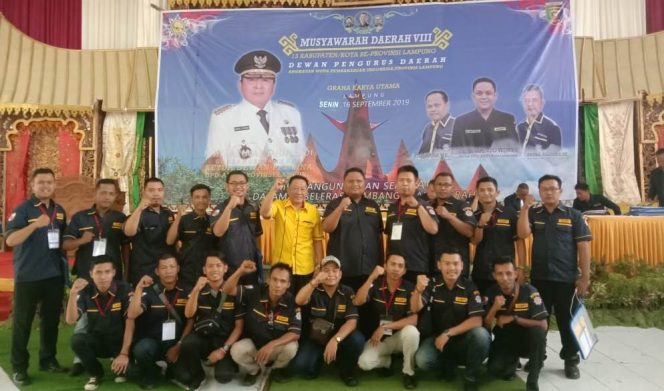 
 Foto Riduan 
Caption : Ketua AMPI Lampura Arnando Ferdiansyah beserta jajarannya, saat berpose bersama Ketua DPD II Partai Golkar Lampura, Hi. Arnol Alam, seusai Musda di Bandarlampung, Senin (16/9).
 