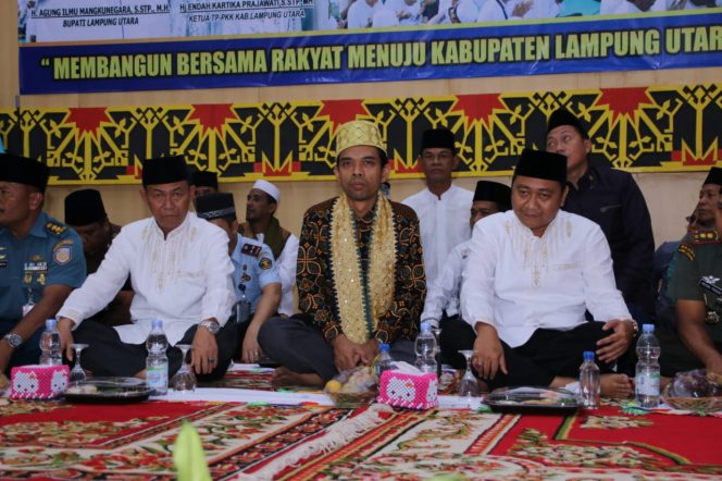 
 Foto Diskominfo Lampura  1. Bupati Lampura H. Agung Ilmu Mangkunegara bersama Ustadz Abdul Somad.  2. Ribuan pasang mata hadiri Tausiah Ustadz Abdul Somad di GSG Islamic Center Kotabumi.  