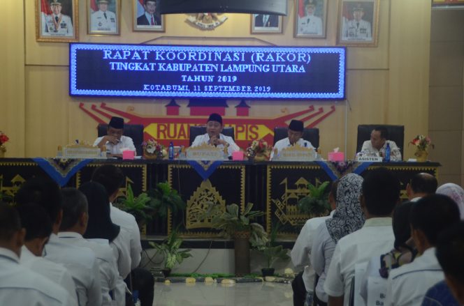 
 Foto cw9  Caption : Hi. Agung Ilmu Mangkunegara, Bupati Lampung Utara saat memimpin Rapat Koordinasi yang diadakakan di aula gedung tapis, Rabu (11/9).  