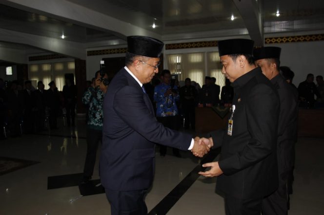 
 Bupati Lampura Hi. Agung Ilmu Mangkunegara, saat memberikan ucapan selamat kepada Kepala Dinas PUPR Hi. Syahrizal Adhar, usai pelantikan, Jumat(27/9). Foto IST/CW9