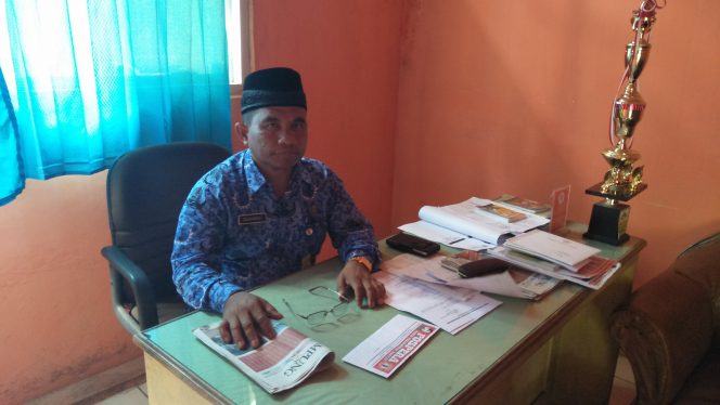 
 Foto cw9
Caption : Hi. Suahmad, Lurah Kelapa Tujuh, Kecamatan Kotabumi selatan, Kabupaten Lampung Utara saat dijumpai Radar Kotabumi diruang kerjanya, Selasa (17/9)   