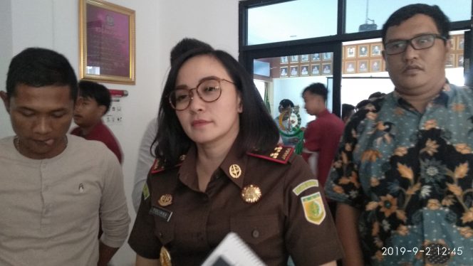 
 Foto Ferdani
Caption : Kajari Yuliana Sagala, saat diwawancarai seusai berdialog dengan PC IMM Lampura, Senin (2/9).  