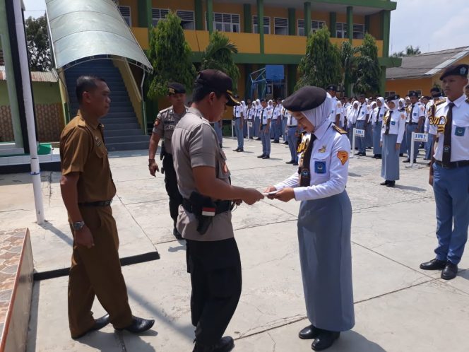 
 Foto : Ferdani
Caption : Kapolres Lampura AKBP Budiman Sulaksono saat menyerahkan penghargaan kepada Salwa Syifa Syarifah murid SMA Kemala Bhayangkari atas prestasi juara II Taekwondo Championship Piala Kapolri Cup 2019 di Jakarta dengan katagori mendali perak individu putri, Senin (16/9).