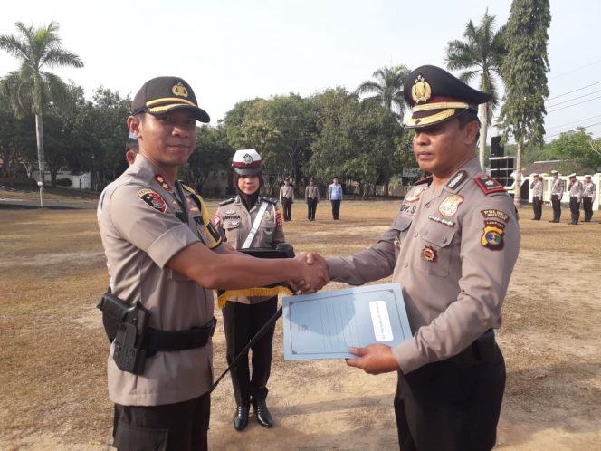 
 Caption foto : Kapolres Way Kanan AKBP Andi Siswantoro, SIK memberikan penghargaan kepada Kapolsek Blambangan Umpu Kompol Ediy Saputra sebagai polisi teladan golongan kepangkatan Pamen di Polres Way Kanan pada upacara kesadaran nasional di halaman mapolres Waykanan, Selasa (17/9)