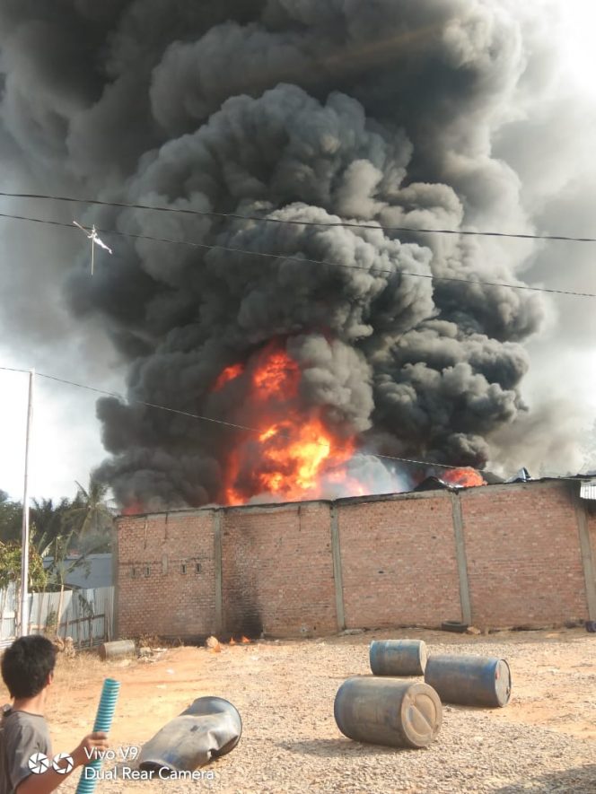 
 Foto IST
Caption : Gudang penyimpanan BBM di Kelurahan Bukitkemuning ludes terbakar, sekitar pukul 15.45 WIB, Senin (16/9).
