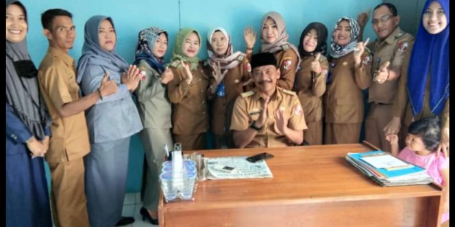 
 Foto : Ferdani  Caption : Lurah Kotabumi Tengah, Muhammad Toha, didampingi perangkat kelurahan saat mengucapkan terimakasih ke Masyarakat atas pencapaian target PBB-P2 di kelurahan setempat, Jumaat(27/9).
