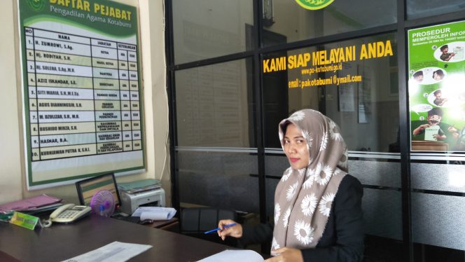 
 Foto cw9  Caption : Siti Maria, Panitera Muda sekaligus merangkap panitera pengganti Kantor Pengadilan Agama saat dikonfirmasi Radar Kotabumi, Rabu (4/9).