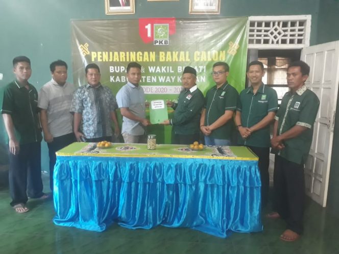 
 Perwakilan  bakal calon kepala daerah dan seorang bakal calon wakil kepala daerah saat mengambil formulir pada panitia Penjaringan DPC PKB Waykanan
