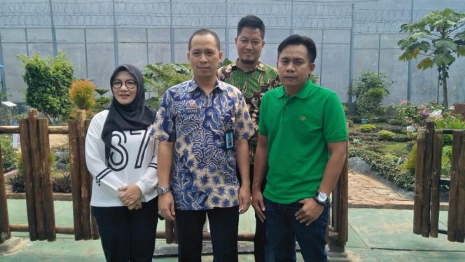 
 Foto : Ferdani  Caption : Kepala Lapas Kelas II A Kotabumi, Tetra Destorie Imantoro, didampingi ketua PWI cabang Lampura. foto dibidik Jum'at (27/09).  