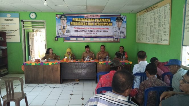 
 Foto cw9
Caption : Suasana kegiatan pemberdayaan masyarakat tentang pendidikan seni dan budaya yang dilakukan di Aula Kantor Kelurahan Setempat, Senin (2/9).