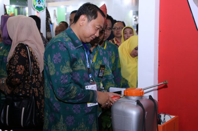 
 Foto : Diskominfo Lampura
Caption : Bupati Lampura Hi. Agung Ilmu Mangkunegara saat memeriksa tank semprot otomatis karya warga Kecamatan Tanjungraja pada event TTG-XXI, di Bengkulu, Minggu(22/9).