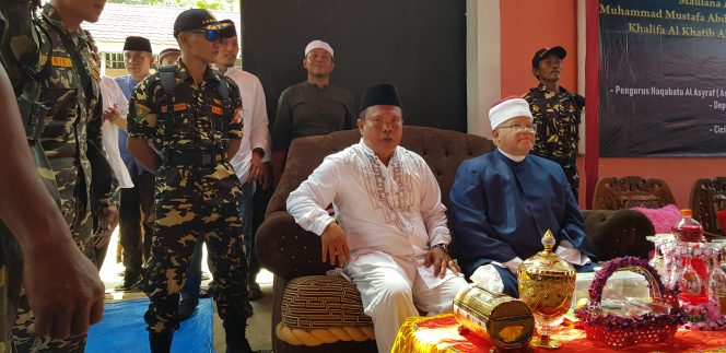 
 Foto Riduan 
Caption : Calon Wakil Ketua III DPRD Lampura Depenitif, Joni Saputra, saat mendampingi ulama besar asal Universitas Al-Ahzar Kairo Mesir, Maulana Al-Syarif Muhammad Mustafa Abdul Rohim Khalifa Al Khatib Al Husaini, saat silaturahim di Desa Bangunsari, Kecamatan Abung Surakarta, Sabtu(28/9). 