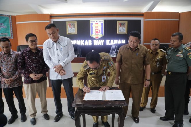 
 Caption foto : Bupati Waykanan Raden Adipati Surya menandatangani naskah perjanjian hibah daerah (NPHD) Pilkada 2020, Senin (30/9). FOTO HUMAS PEMKAB WAYKANAN 