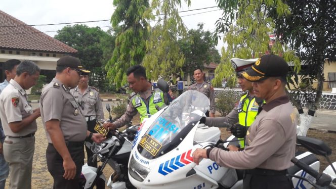 
 Foto : Humas Polres Lampura
Caption : Team supervisi Logistik Biro Sarpas Polda Lampung saat mengecek kelengkapan dan kelayakan fasilitas Randis dan Senpi, Personil Polres Lampura, Selasa(24/9).
