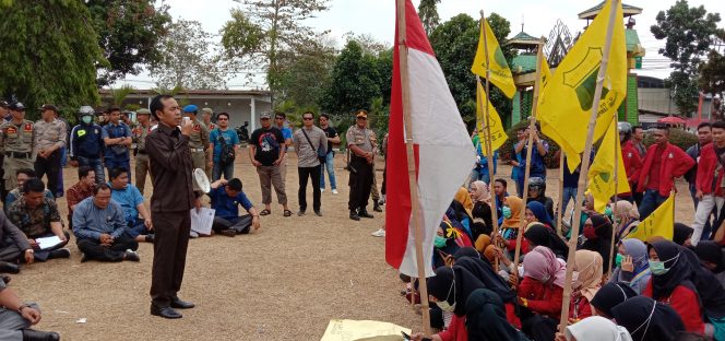
 Caption : Beginilah suasan dialog antara peserta aksi dari IMM dan PMII dengan anggota DPRD Lampura, Senin (30/9). Foto : Heri Maulana 
