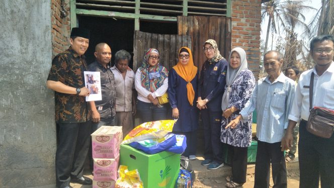 
 Foto cw9
Caption :  M. Erwinsyah Kepala Dinas Sosial (Dinsos) beserta Kadiskes Kabupaten Lampura, dr. Maya Mettisa dan lurah setempat saat mengunjungi kediaman Wagimin dan Suyatno di Jalan Jeruk, Kelurahan Kelapa Tujuh, Kecamatan Kotabumi Selatan. foto dibidik, Minggu (22/9).  