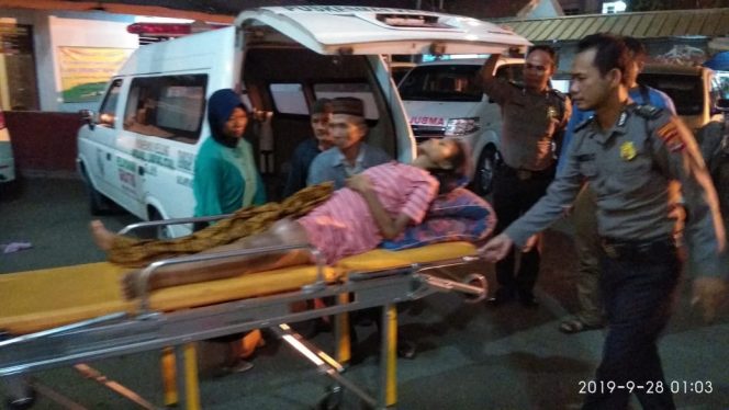 
 Foto Ferdani
Caption : Maya Sari, ABG penderita tumor saat di rujuk ke RSUD H.M.Mayjend Ryacudu Kotabumi.