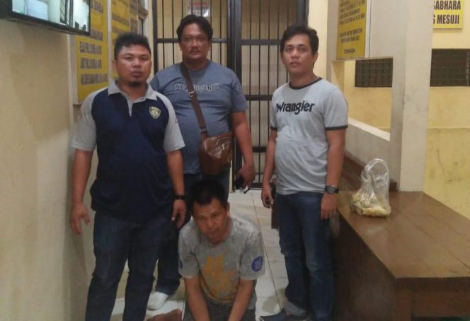 
 FOTO DOKUMEN POLRES MESUJI
Caption : Pelaku pencurian diamankan Polres Mesuji. 

