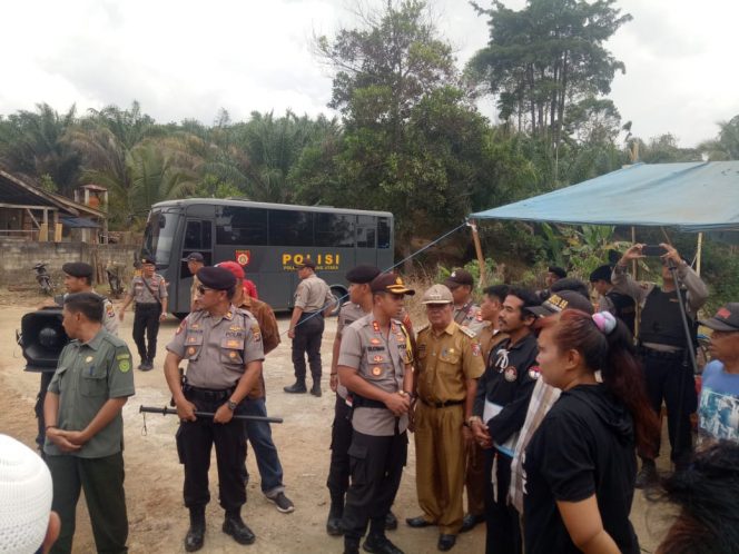 
 Foto : Humas Polres Lampura  Caption : Kapolres Lampura AKBP Budiman Sulaksono saaat memimpin pengamanan eksekusi kediaman Riani/Hadi Prihatin yang terletak di Desa Skipi, Kecamatan Abung Tinggi, Kabupaten Lampura, foto dibidik Selasa (24/09).
