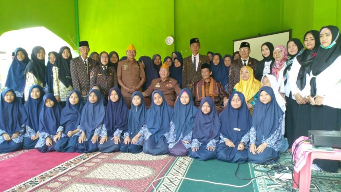 
 Foto RIA  Ketua DHC 45 Lampura H. Saleh Ahmad bersama rombongan saat foto bersama dengan para Santri usai Sosialisasi, Rabu (4/9).
