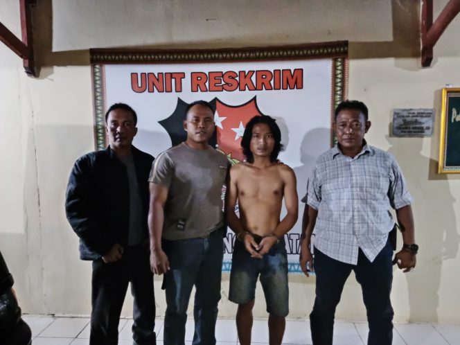 
 Foto : Polsek Abung Selatan  Caption : Penyidik Reskrim Polsek Abung Selatan saat melakukan pemeriksaan terhadap Dedi Saputra pelaku Penggelapan sepeda motor milik rekannya, foto dibidik di Mapolsek setempat Kamis (19/9).
