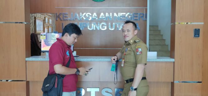 
 Foto : Ferdani
Caption : Kabag Hukum Pemkab Lampura, Hendri, saat berada di Kantor Kejari Lampura, Senin (23/9).
