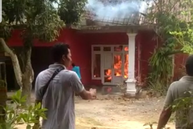 
 Foto IST 
Caption : Tampak warga, sedang berjibaku memadamkan api yang membakar satu unit rumah di Desa Negara Tulangbawang, Kecamatan Bungamayang, Lampura, Selasa (24/9).