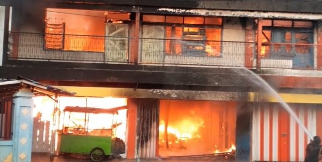 
 Foto : Ferdani  Caption : Kebakaran hebat  yang terjadi di Terminal Jl.Stasiun Kotabumi, kemarin Minggu (22/9)
